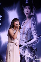 组图：丁当淡紫色长裙亮相 五一在上海开演唱会