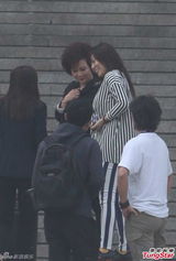 组图：蔡明豪车曝光 化浓妆遭三男搭讪