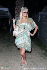 组图：希尔顿连衣裙波希米亚风 对镜头搔首弄姿