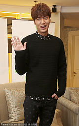 组图：李敏镐做鬼脸露暖男微笑 男神称号好害羞