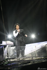 伍佰个唱工体变火星 孙燕姿蔡依林性感助阵(图)