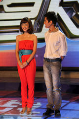 组图：乔乔连体裤亮相演玩转游戏 演绎时尚蜕变