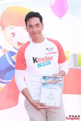 组图：准爸爸陈豪看书学照顾宝宝 向好友取经