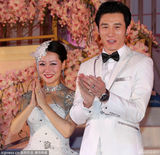 组图：白冰挺大肚结婚 英皇高层送祝福