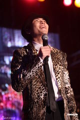 组图：萧敬腾豹纹西装百货开唱 祝福金曲入围歌手