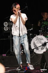 组图：何超仪推新EP携团开唱 感谢老板陈冠希支持