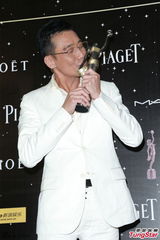 组图：梁家辉举奖杯庆祝 期待再拍《寒战2》