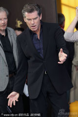 幻灯图集：布鲁斯南风采不减 粉丝索签名场面火爆