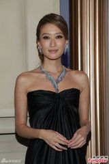 组图：谢婷婷低胸佩千万钻饰 放言会秘婚