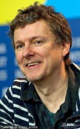 组图：柏林电影节众评委合影 梁朝伟微笑现身