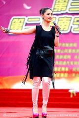 幻灯图集：阿娇亮相南宁桃花节 赏花盼走桃花运