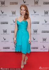 组图：《他和她的情事》杰西卡低胸蓝裙露沟