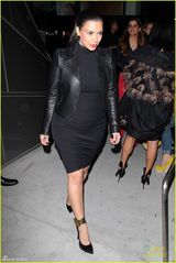 组图：卡戴珊怀孕穿紧身裙更显“前凸”后翘