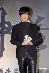 高清图：胡歌接棒成龙 与白冰演绎“神话”旋律