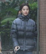 组图：刘亦菲街头拍戏 羽绒服配裙子显另类