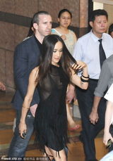 组图：Maggie Q穿透视装亮相 胸部浑圆