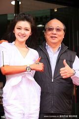 幻灯图集：大S白衣飘飘美丽动人 积极锻练体能