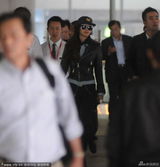 组图：黄晓明开车接Baby破传闻 机场约会被抓包