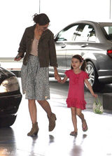 组图：阿汤嫂带女儿出行 苏瑞穿红裙扎小辫可爱