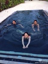 组图：李小冉马尔代夫拍写真 秀香肩锁骨销魂