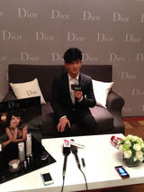 组图：吴奇隆助阵某国际化妆品品牌 分享保养心得