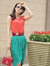 组图：贾青街拍撞色连衣裙红配绿