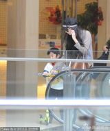 组图：张柏芝带lucas商场玩乐 豪爽购物开心露笑容