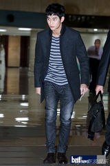 组图：韩星金秀贤帅气亮相机场 赴日宣传新剧