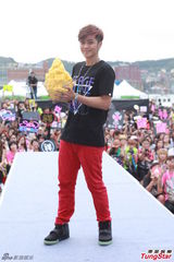 组图：罗志祥回基隆 亲手为粉丝做冰品降火