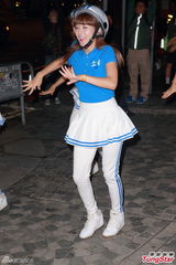 组图：Crayon Pop戴头盔现身握手会 大跳热舞