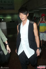 组图：黄品源婚变后首现身 激动落男儿泪