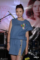 组图：谭咏麟助阵新人陈嘉嘉新专辑迷你音乐会