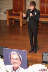 组图：台艺人徐风追思会 好友张菲余天现身致意