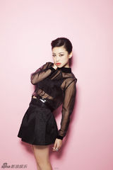 组图：朱珠最新封面大秀美腿 性感红唇尽显魅惑
