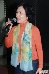 组图：汪明荃荣获演艺人大奖 力挺TVB全民投票