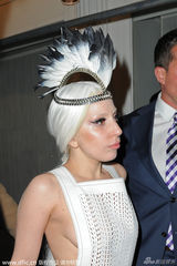 组图：LadyGaga复古镂空裙现身 羽毛发箍秀美背