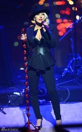 组图：克里斯汀娜爆乳紧身献唱 瘦身明显秀曲线