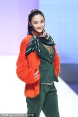 组图：李小冉橘色皮草配绿色套装T台鲜亮走秀