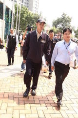 组图：阮经天教育局报到服役 被指为女友选“爽缺”