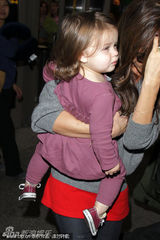 组图：辣妹手捂女儿小脸防被拍 小七嘟嘴抗议