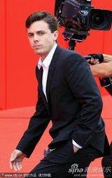 《我仍在这里》首映 导演卡西与影迷亲切玩自拍 