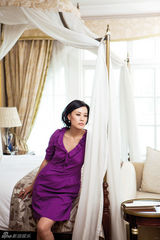 组图：邬君梅拍家居写真 熟女魅力势不可挡