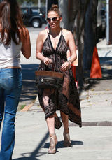 组图:詹妮弗洛佩兹印花裙出街 深V美背无限风骚