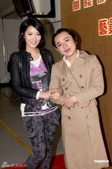 组图：王祖蓝微博曝恋情 女友李亚男赞其有责任心