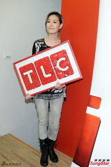 组图：张悬短发炫彩亮相 呼吁大家伸出援手