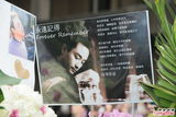 组图：张国荣逝世10周年 荣迷纪念送花拜祭