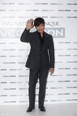 组图：韩星李秉宪身着干练西装出席活动