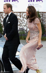 组图：威廉夫妇婚后首度公开亮相 凯特着长裙显优雅