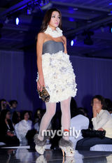 组图：朴秀珍等亮相服装秀 金圭丽走秀气质十足