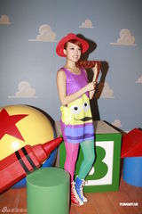 组图：容祖儿拍摄服饰广告 代言身价达百万